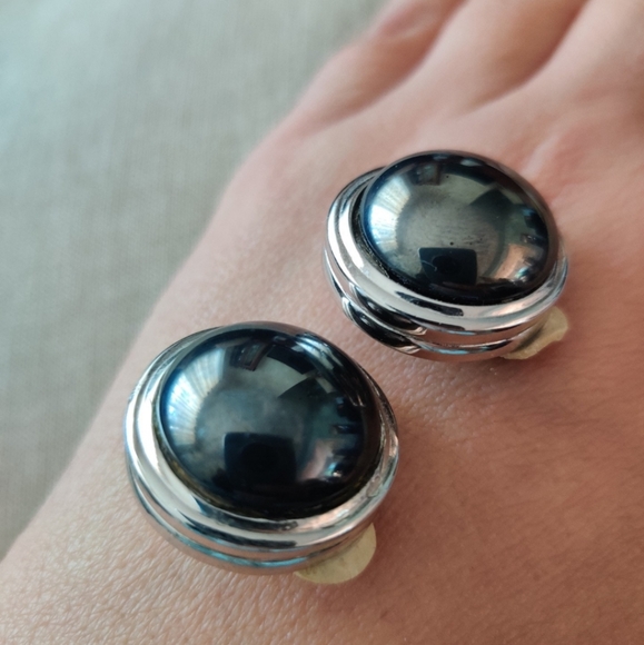 🇨🇦 Vintage Nina Ricci silver metal clip earrings - Picture 5 of 9